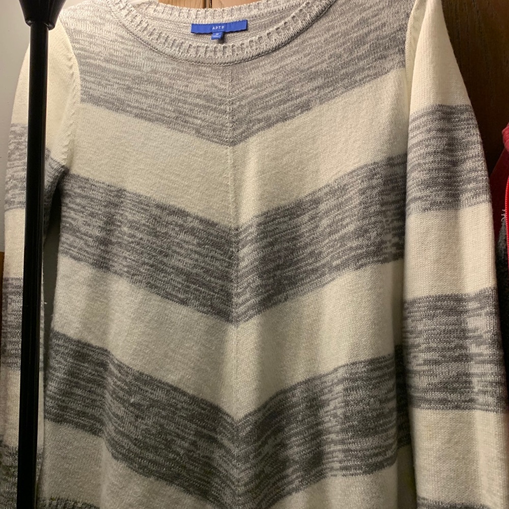 APT 9 SWEATER *LIKE NEW*
